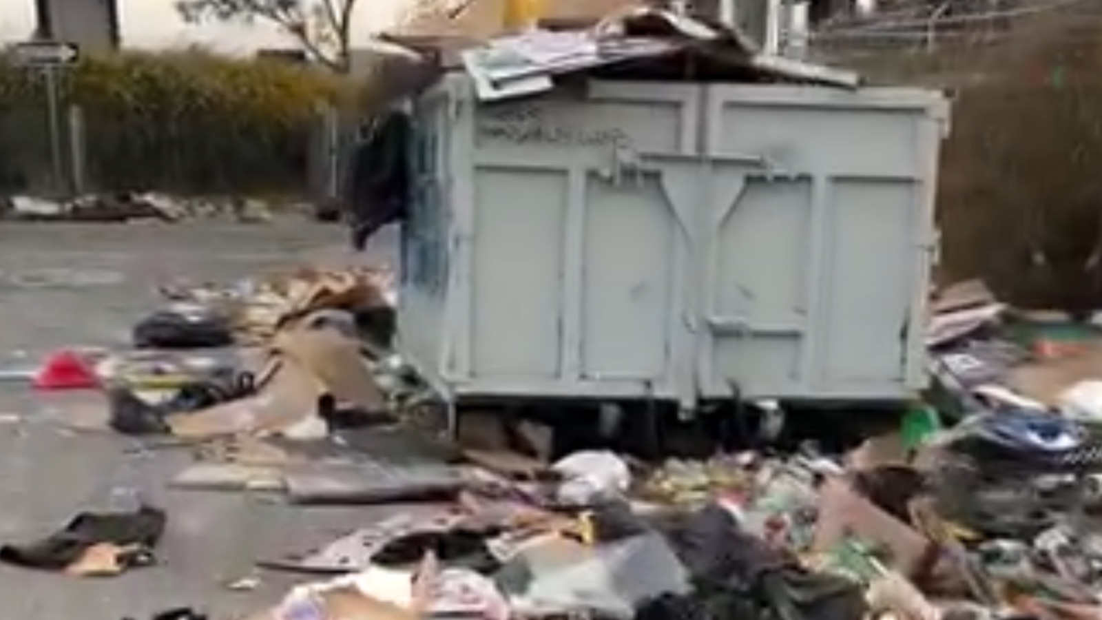 Residential garbage collection in Newman, California