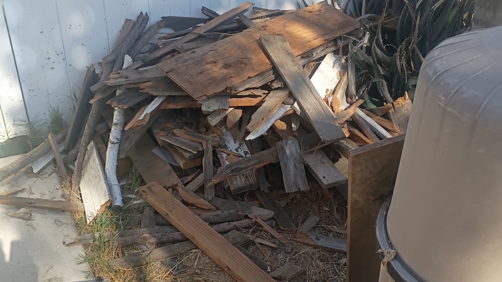 Junk removal in Gustine, California