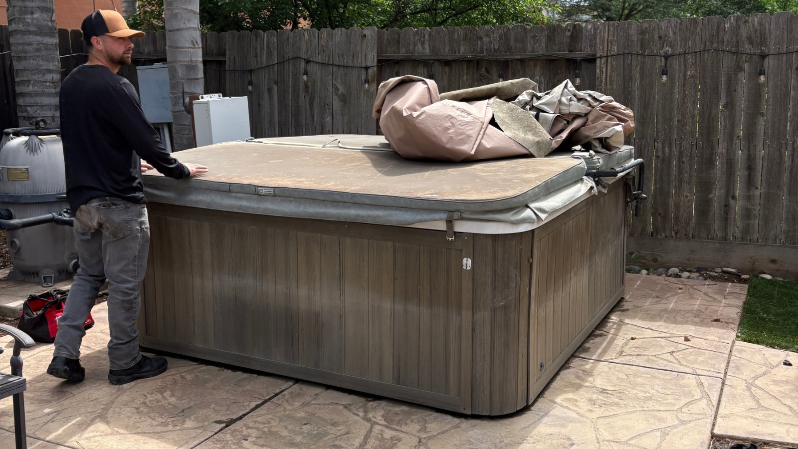 Hot tub & spa removal in Los Banos, California can be heavy, bulky and hard to handle.